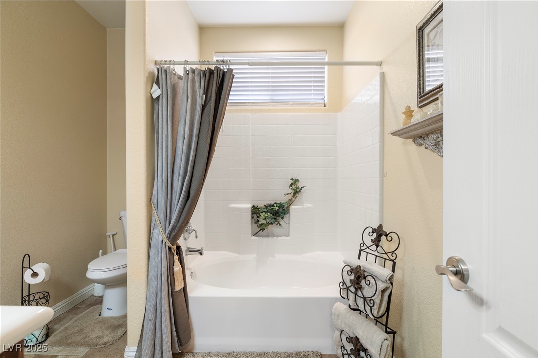 2181 Winery Road Pahrump, NV 89048 - Photo 32 of 73 Garden tub/shower combo.