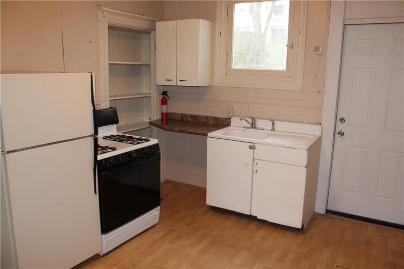 818 Boquet Street McKees Rocks, PA 15136 - Photo 4 of 13 Gallery Image 4
