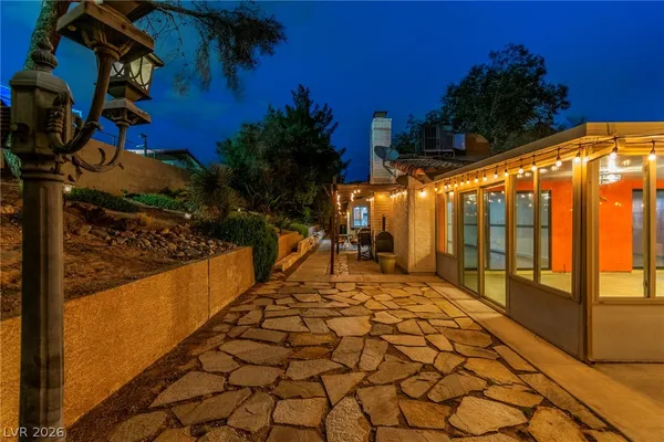 $2,500 | 2457 Swan Lane, Las Vegas, NV 89121