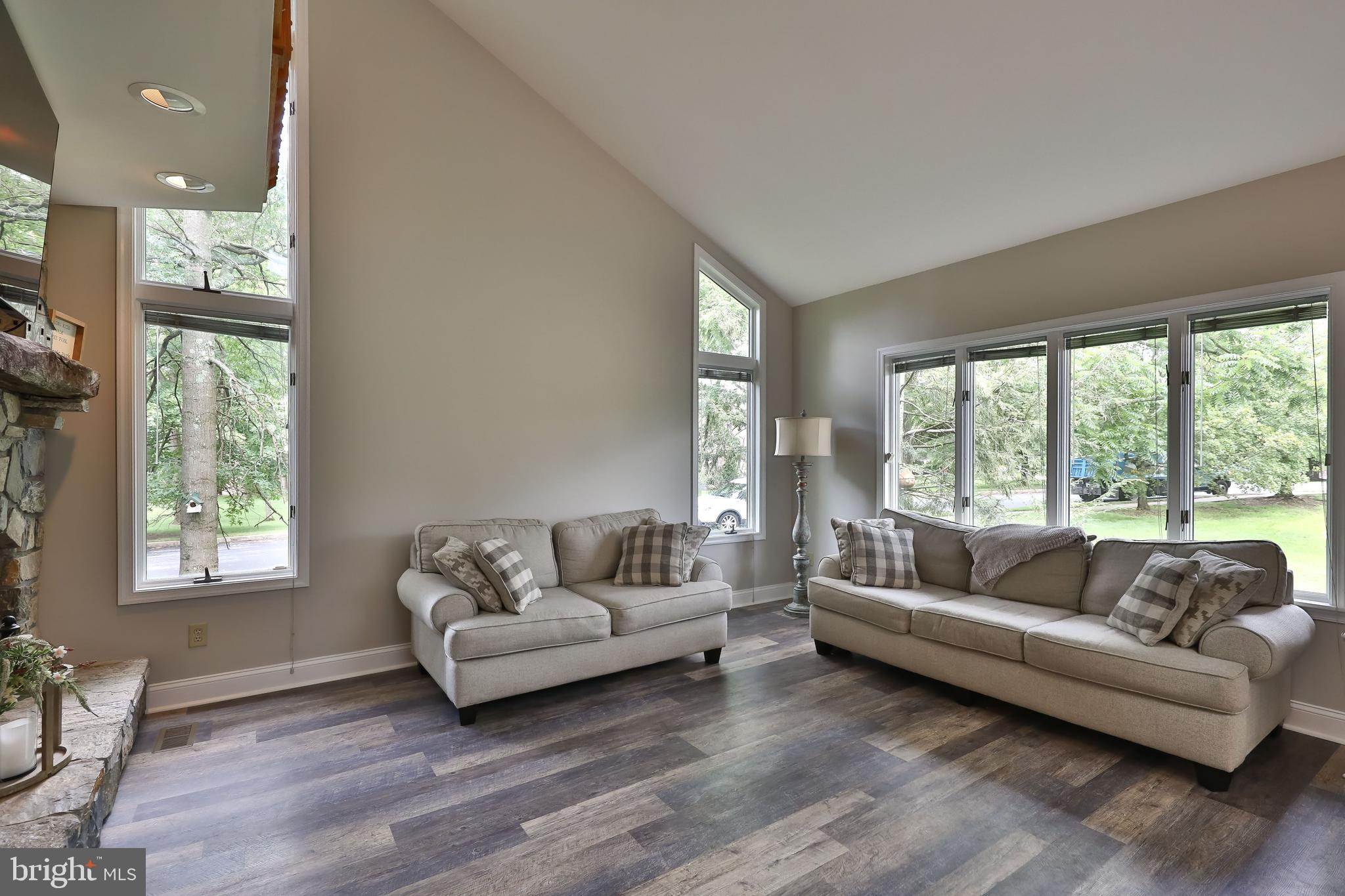 20 Hillendale Road Perkasie, PA 18944 - Photo 11 of 28 Living Room