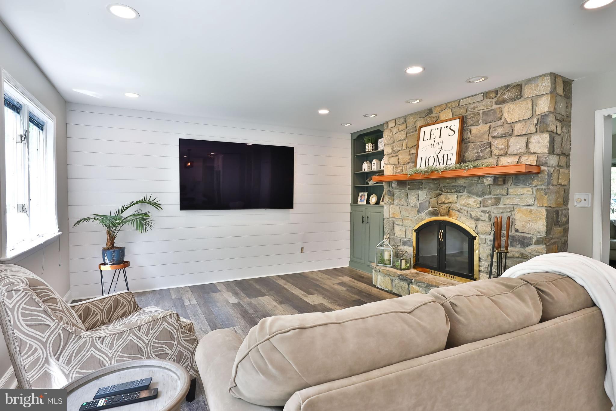 20 Hillendale Road Perkasie, PA 18944 - Photo 14 of 28 Living Room