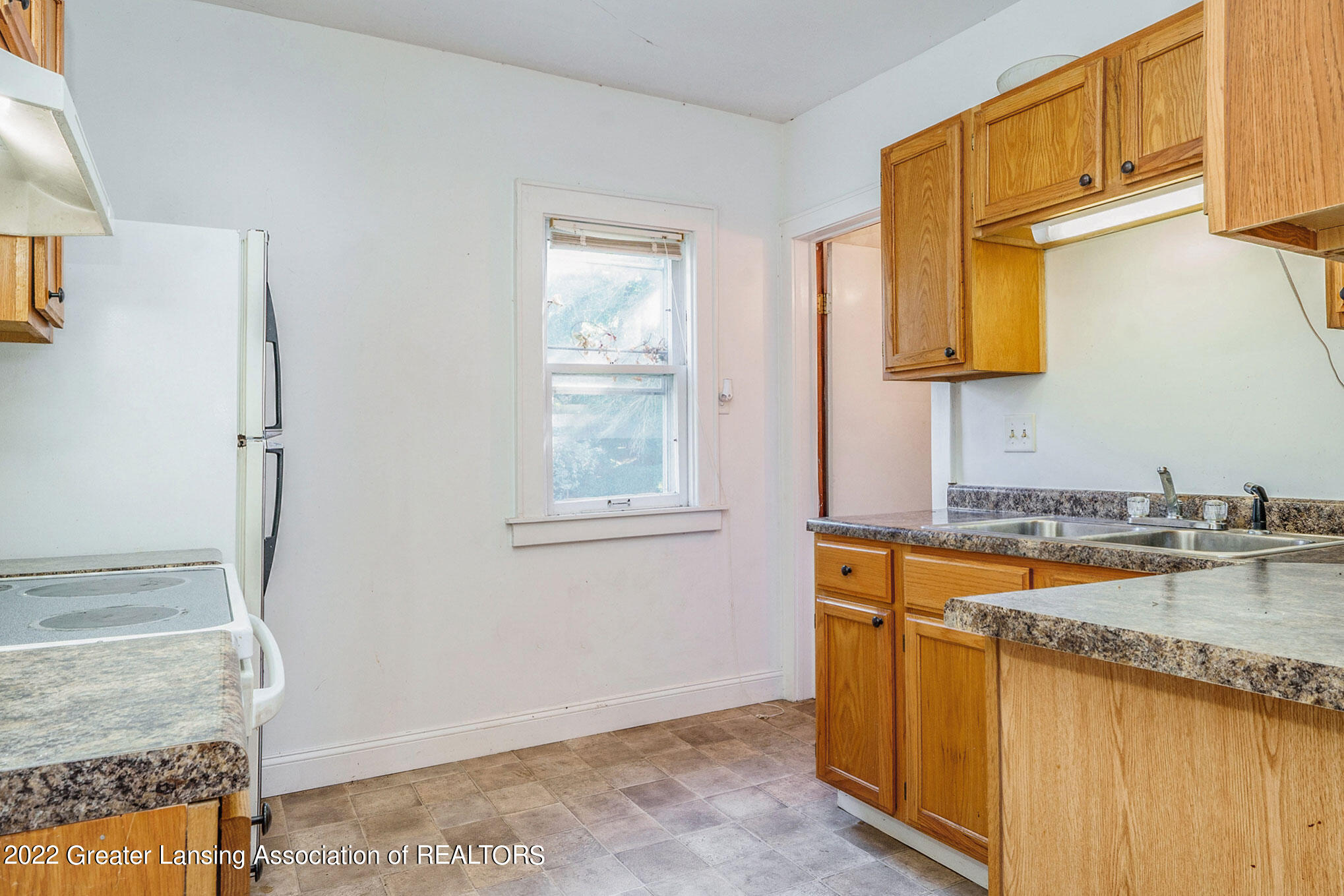 2212 Greencroft Road Lansing, MI 48910 - Photo 7 of 14 DSC03233