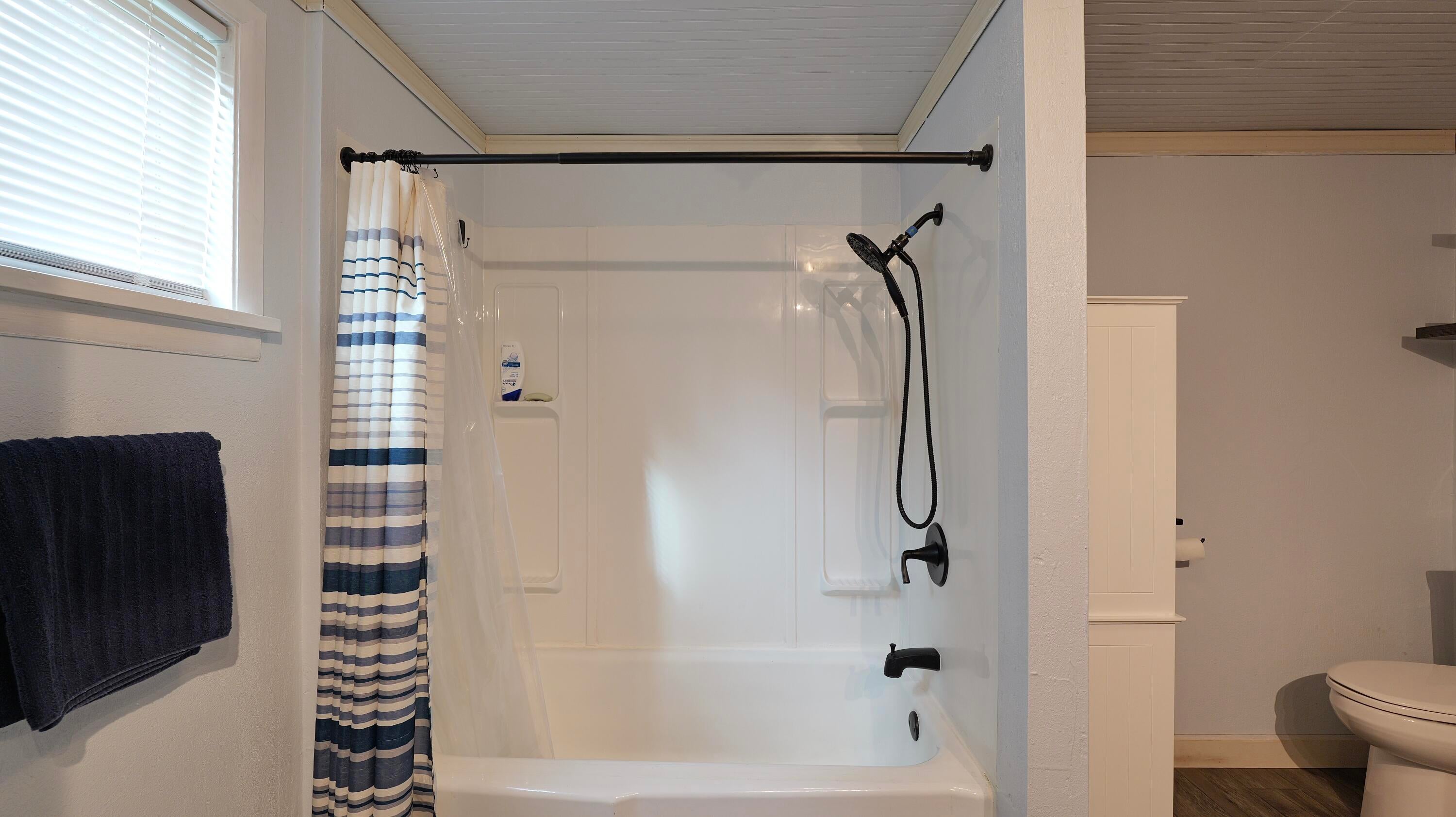 431 Red Blanket Road Prospect, OR 97536 - Photo 19 of 48 Tub and enclosure