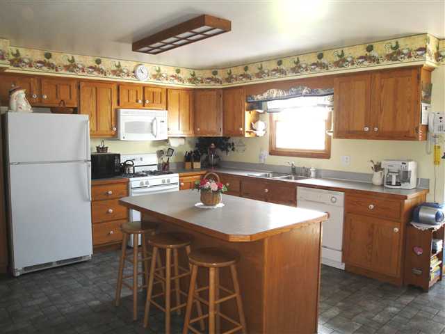 15581 Hough Road Allenton, MI 48002 - Photo 7 of 29 31053072-6.JPG