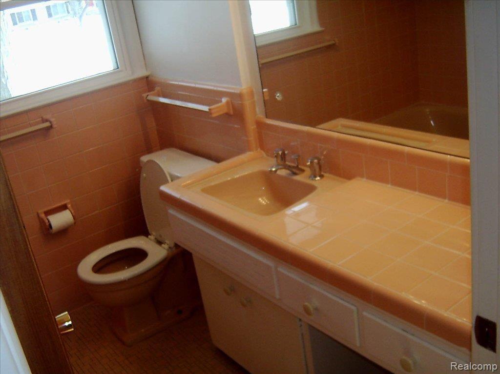 29781 Fall River Road Southfield, MI 48076 - Photo 5 of 16 S2400370
