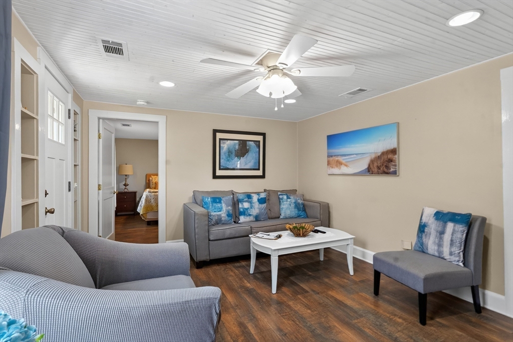 21 West Spring Street Tisbury, MA 02568 - Photo 17 of 30 Gallery Image 17