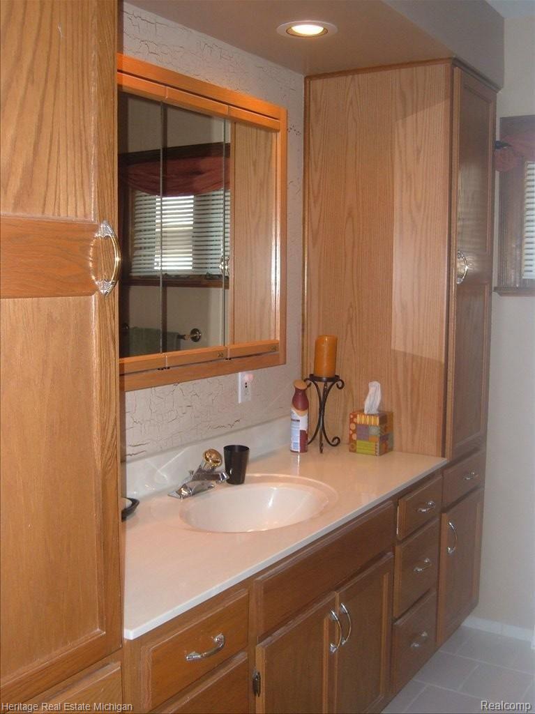 418 Summit Howell, MI 48843 - Photo 11 of 17 Full Bath