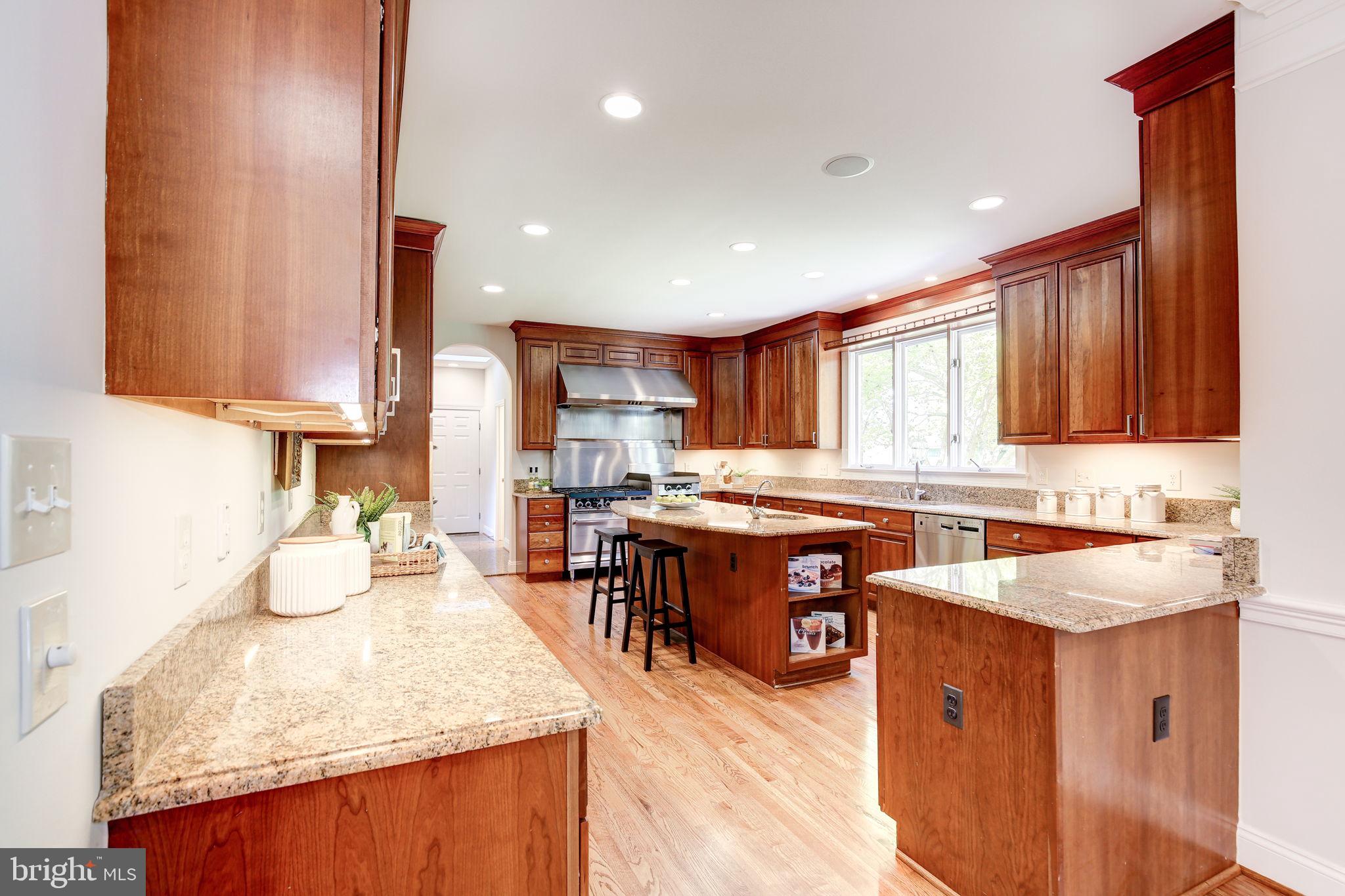 12710 Travilah Road Potomac, MD 20854 - Photo 16 of 59