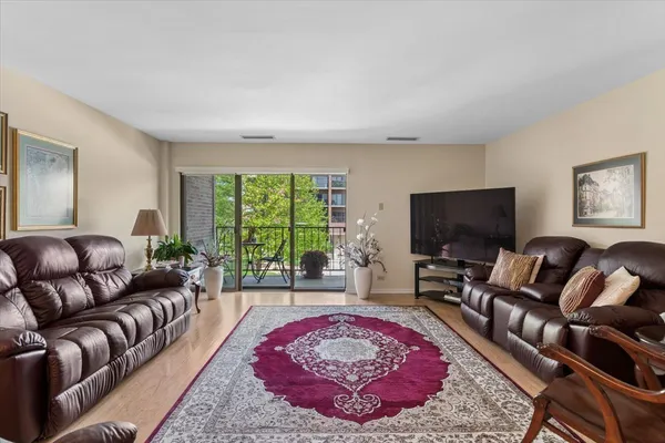 $315,000 | 6565 Main Street, Unit 201, Downers Grove, IL 60516
