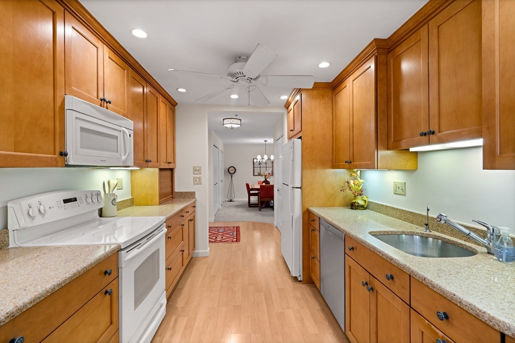 7 Ledgewood Way, Unit 11 Peabody, MA 01960 - Photo 8 of 31