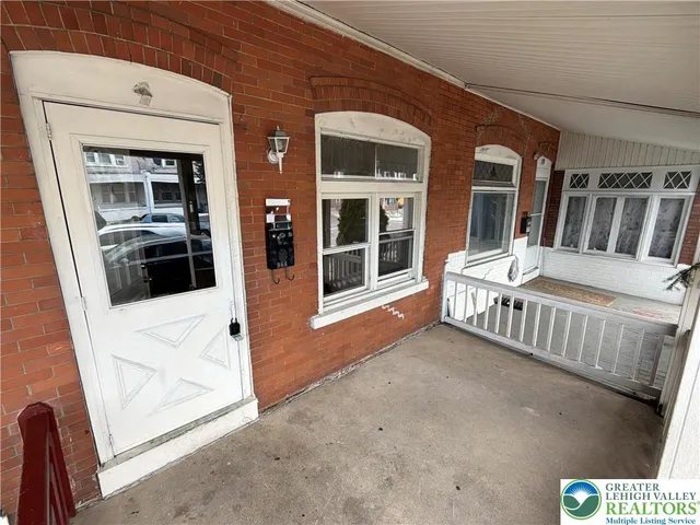 a view of livingroom with furniture