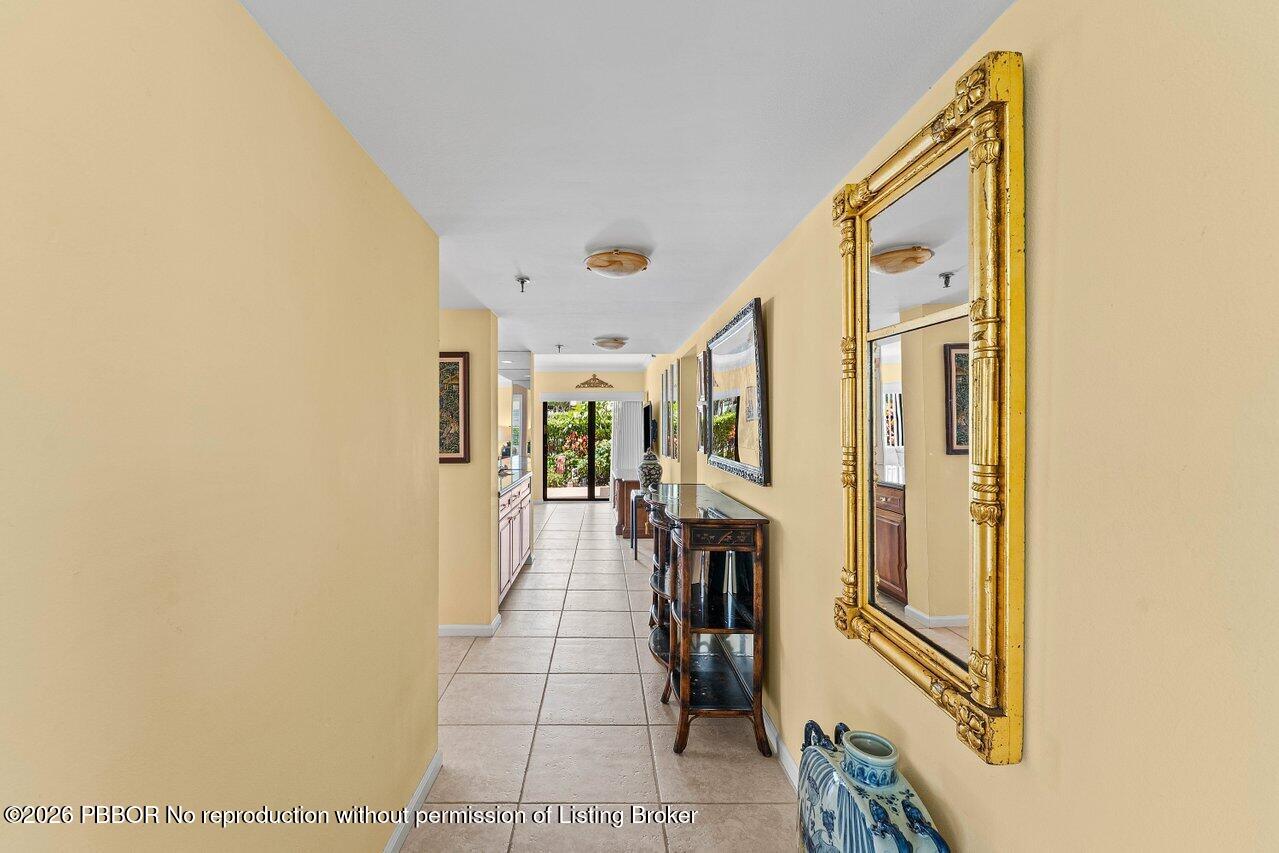 372 Golfview Road, Unit 101 North Palm Beach, FL 33408 - Photo 3 of 31 Foyer