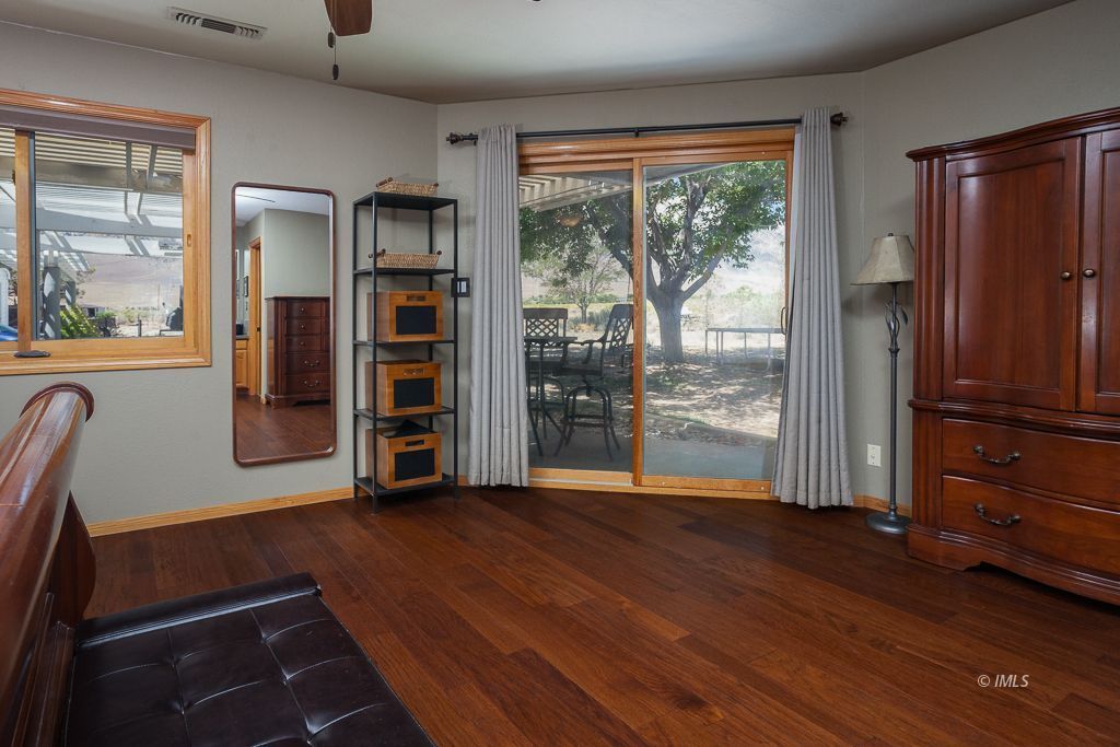 400 Dominy Road Lone Pine, CA 93545 - Photo 12 of 33 Master Bedroom