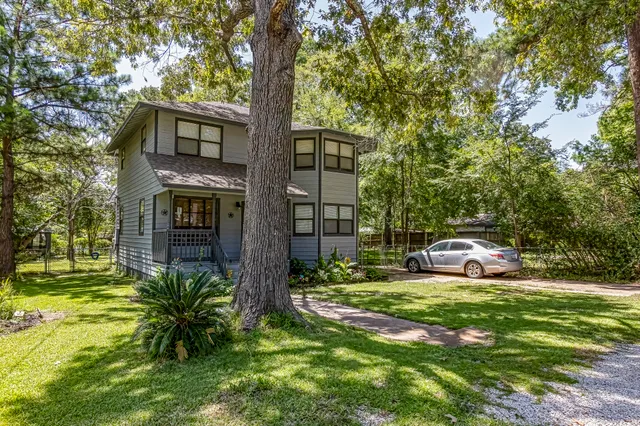 a view of a house with backyard and sitting area