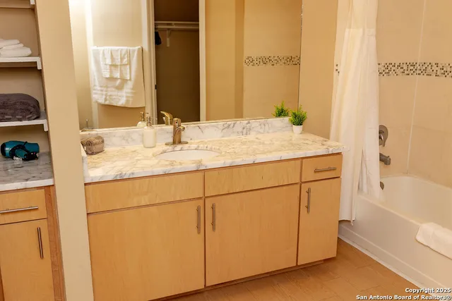 $2,300 | 939 South Frio Street, Unit 4320, San Antonio, TX 78207