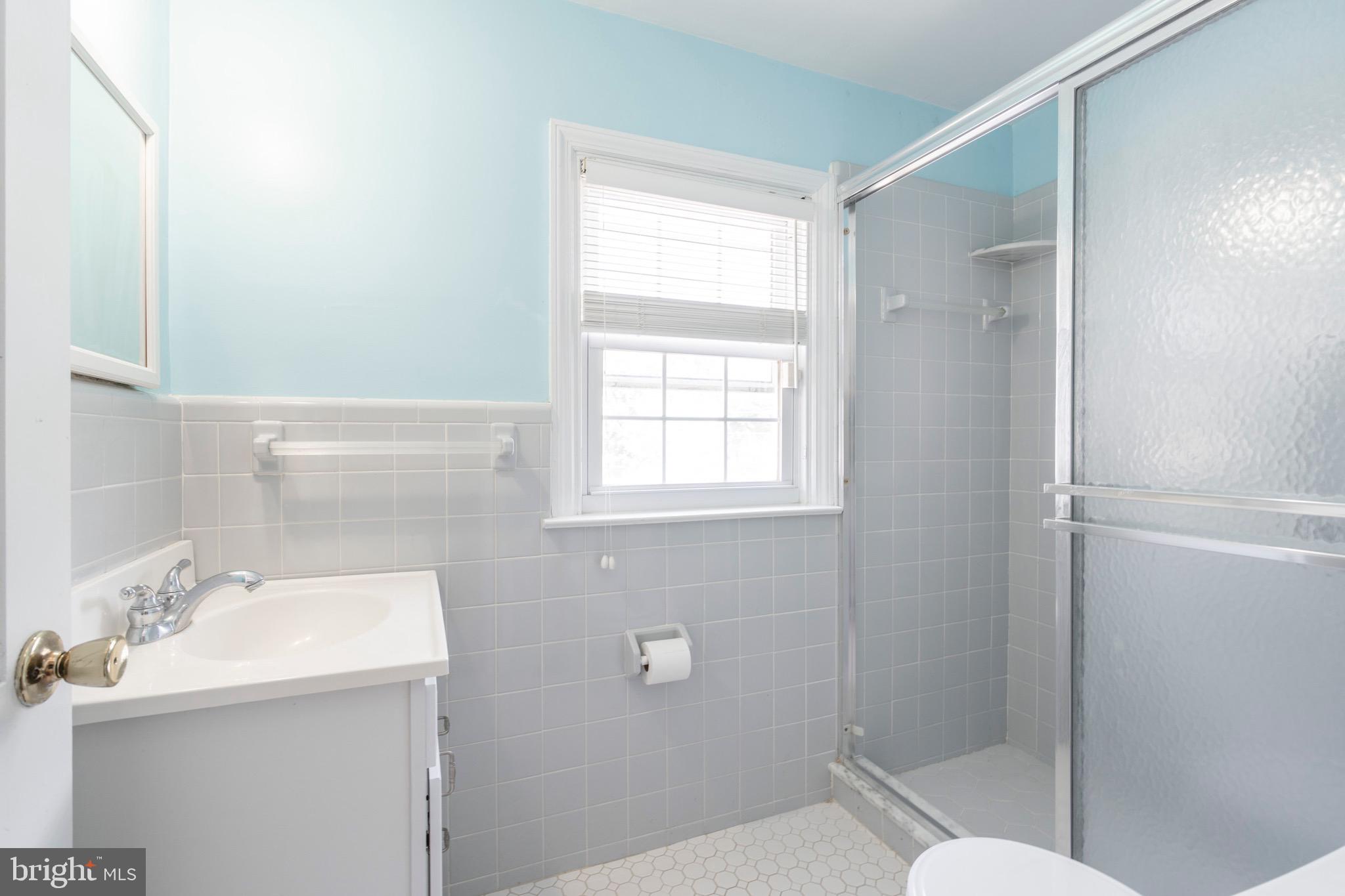 2261 Avon Road Ardmore, PA 19003 - Photo 29 of 38 2nd Floor Bath