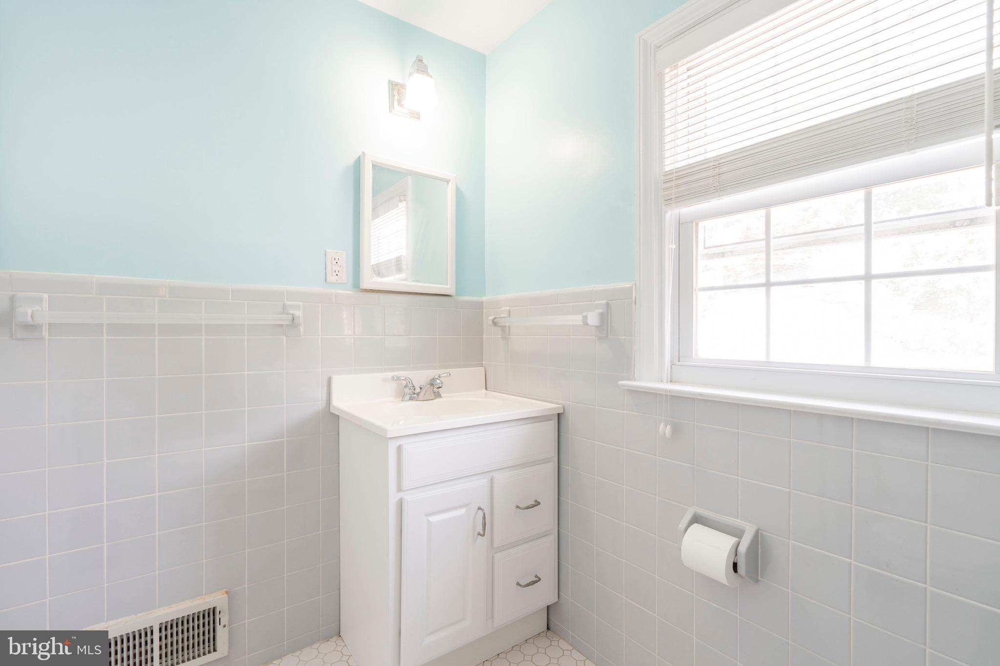 2261 Avon Road Ardmore, PA 19003 - Photo 30 of 38 2nd Floor Bath