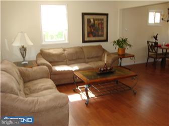221 Aman Avenue Lindenwold, NJ 08021 - Photo 4 of 12 Living Room