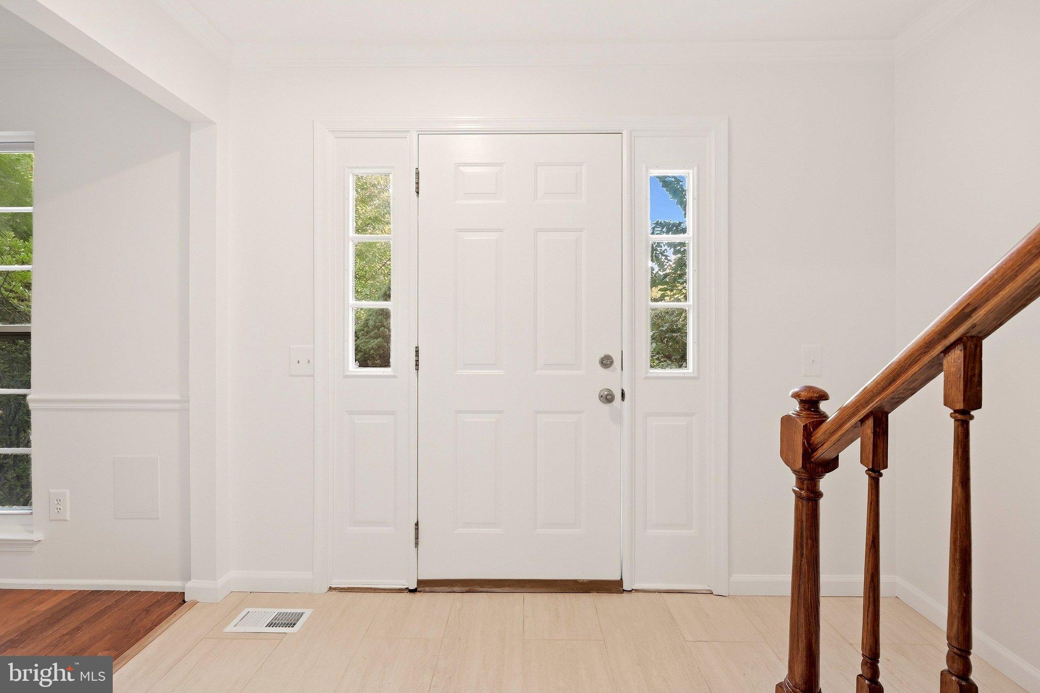 5986 Powell's Landing Road Burke, VA 22015 - Photo 4 of 40 Foyer