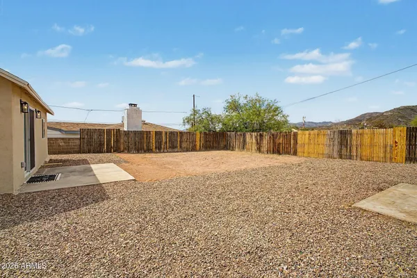 a view of a backyard