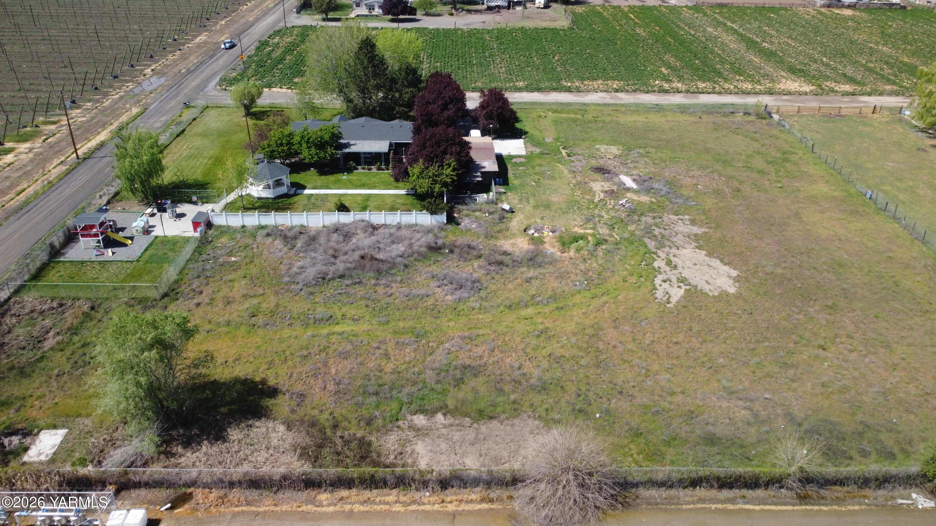 1051 County Line Mabton, WA 98935 - Photo 21 of 22 a backyard of a house with lots of green space