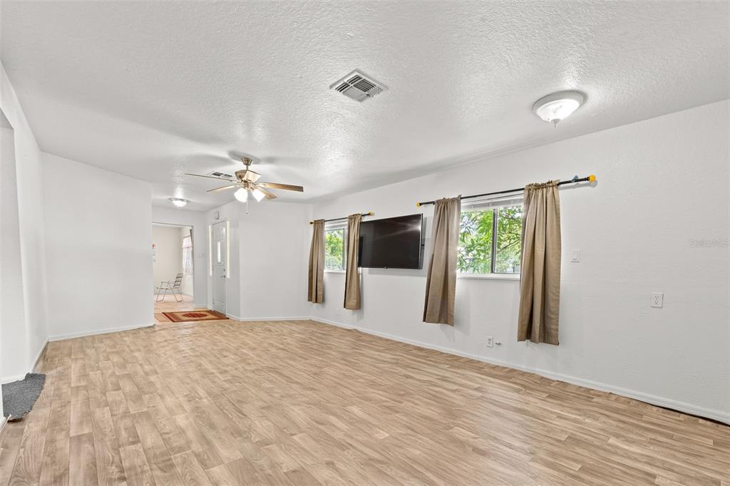 304 Shepard Avenue Dundee, FL 33838 - Photo 23 of 62 a view of a livingroom with a flat screen tv