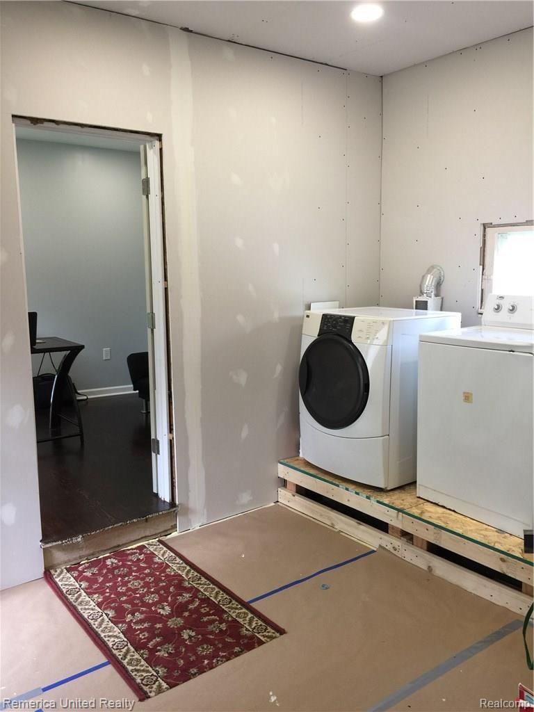 11 South Holcomb Road Clarkston, MI 48346 - Photo 16 of 28 First Floor Laundry!