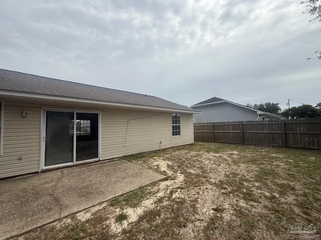 a house view with backyard space