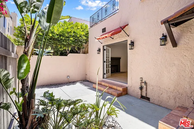 a view of an outdoor space