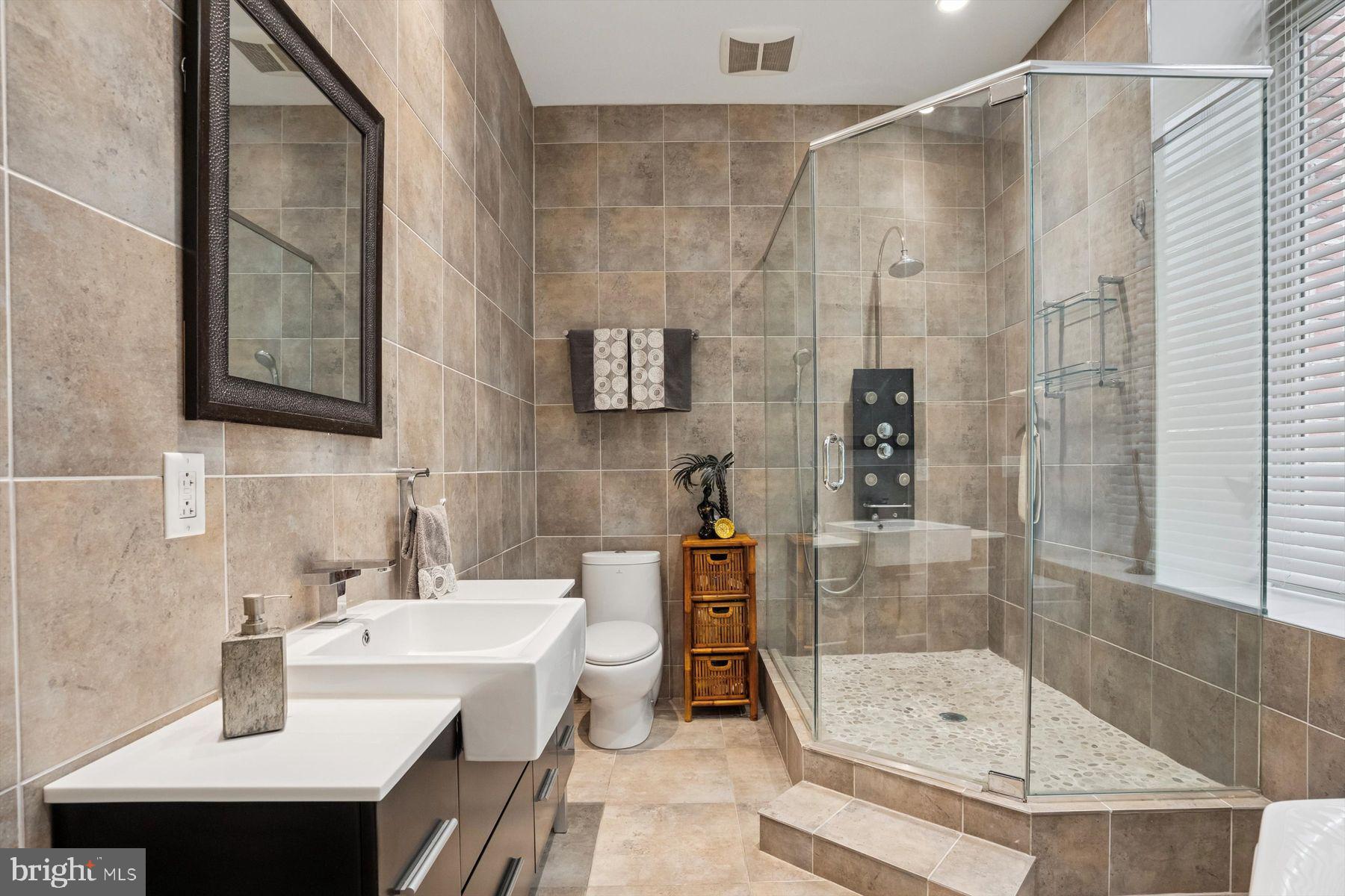 421 Chestnut Street, Unit 402 Philadelphia, PA 19106 - Photo 28 of 33