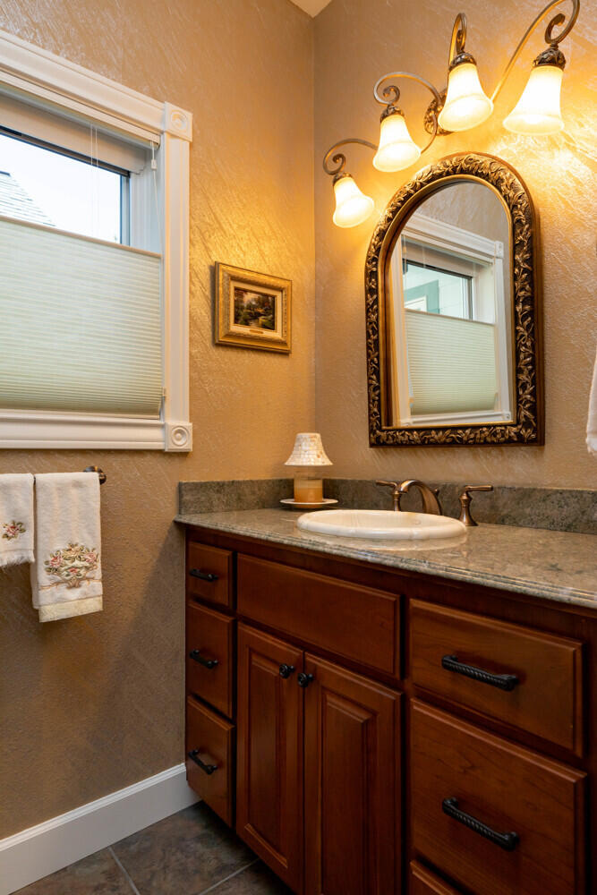 4426 Murrelet Road Klamath Falls, OR 97601 - Photo 31 of 54 Powder room Main Level