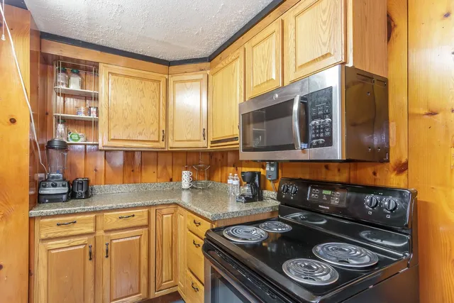 $165,000 | 68 Jarvis Street, Windsor, VT 05089