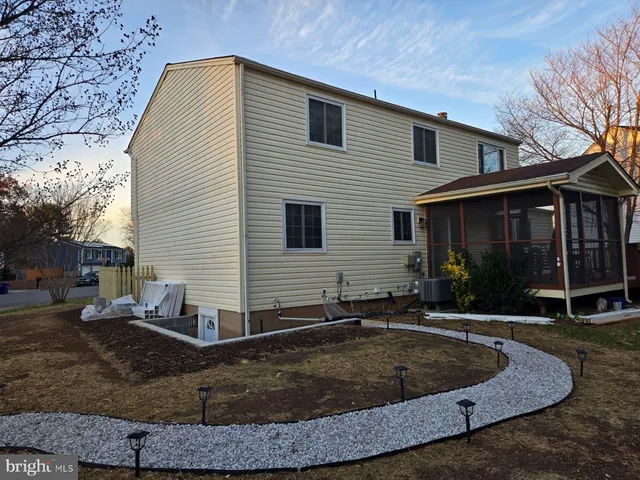 a view of a house with backyard