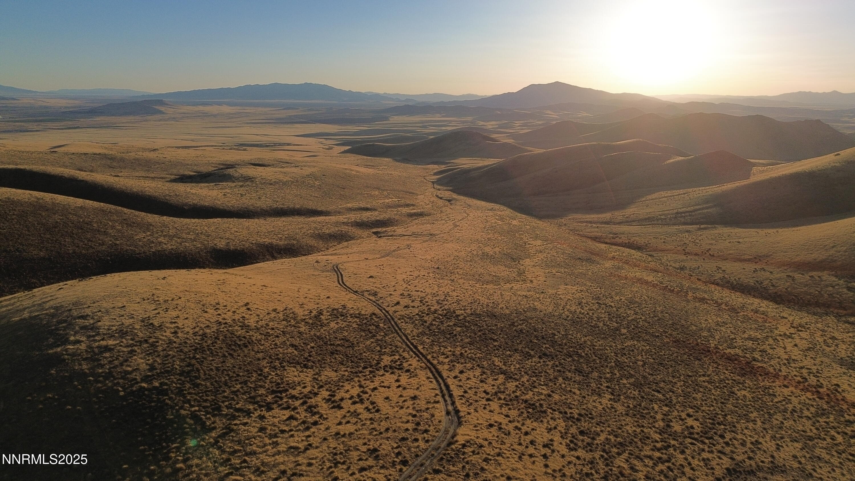 10001104 Wmca Mtn Road Winnemucca, NV 89445 - Photo 3 of 11 a view of an ocean and a mountain