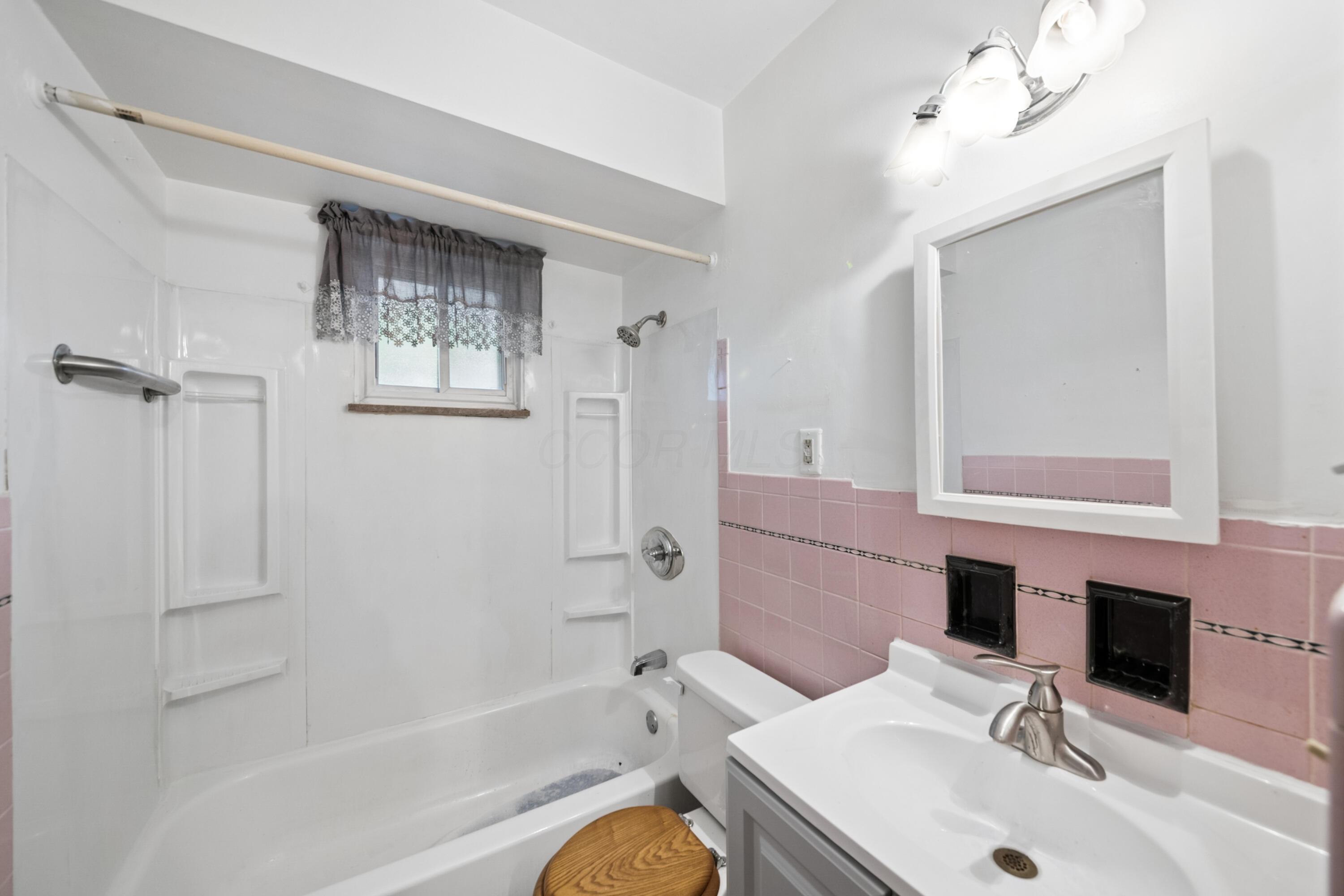 1483 Courtright Road Columbus, OH 43227 - Photo 10 of 44 L_1483_Courtright_Rd051