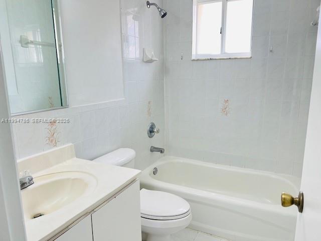 3260 West 70th Street, Unit 202 Hialeah, FL 33018 - Photo 19 of 20 a bathroom with a sink toilet and bathtub