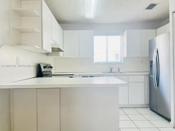 $2,250 | 3260 West 70th Street, Unit 202, Hialeah, FL 33018