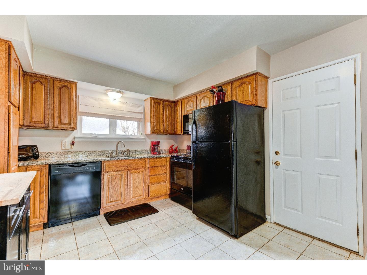 30 Hyacinth Road Levittown, PA 19056 - Photo 4 of 25 Kitchen