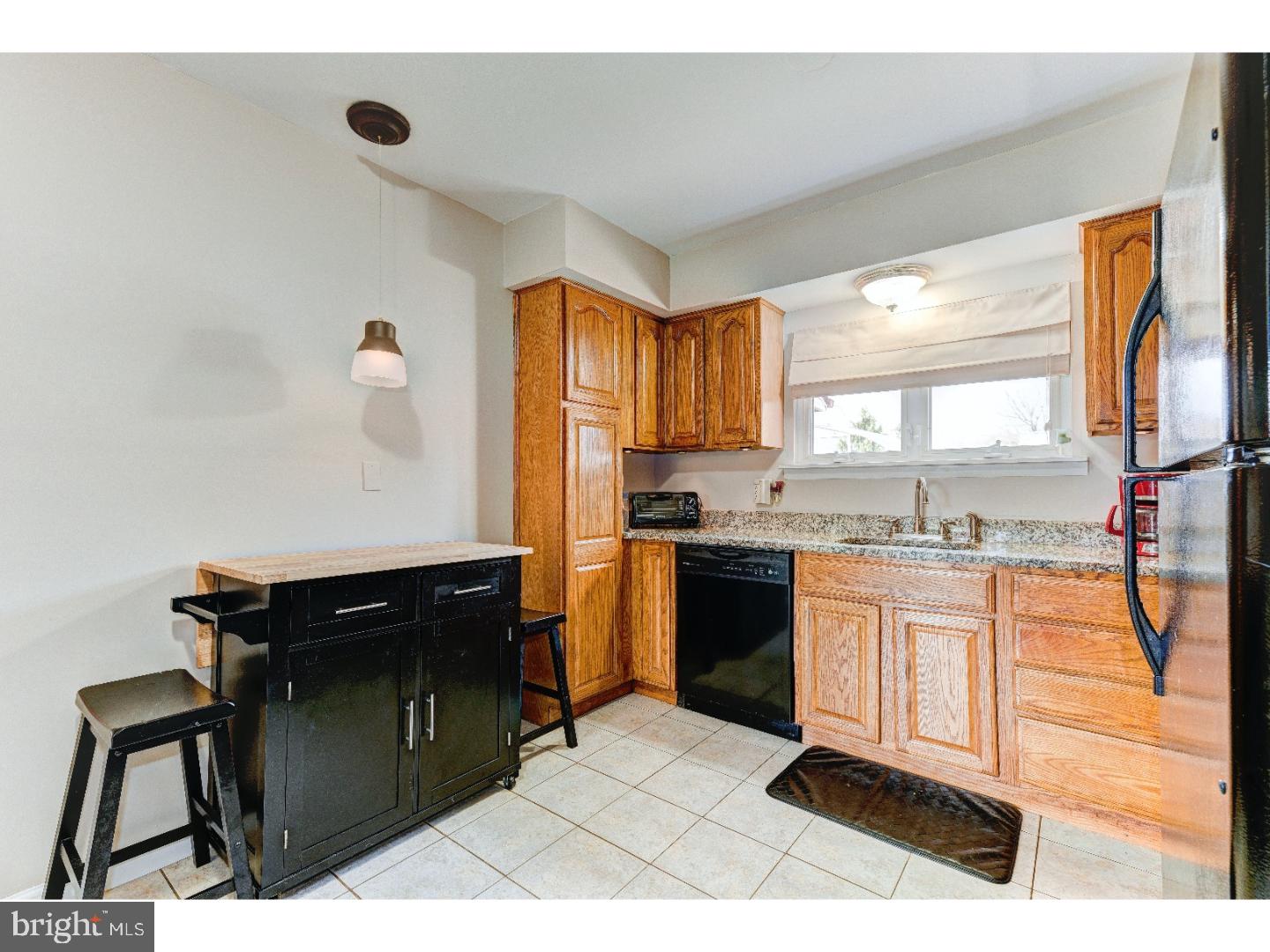 30 Hyacinth Road Levittown, PA 19056 - Photo 5 of 25 Kitchen