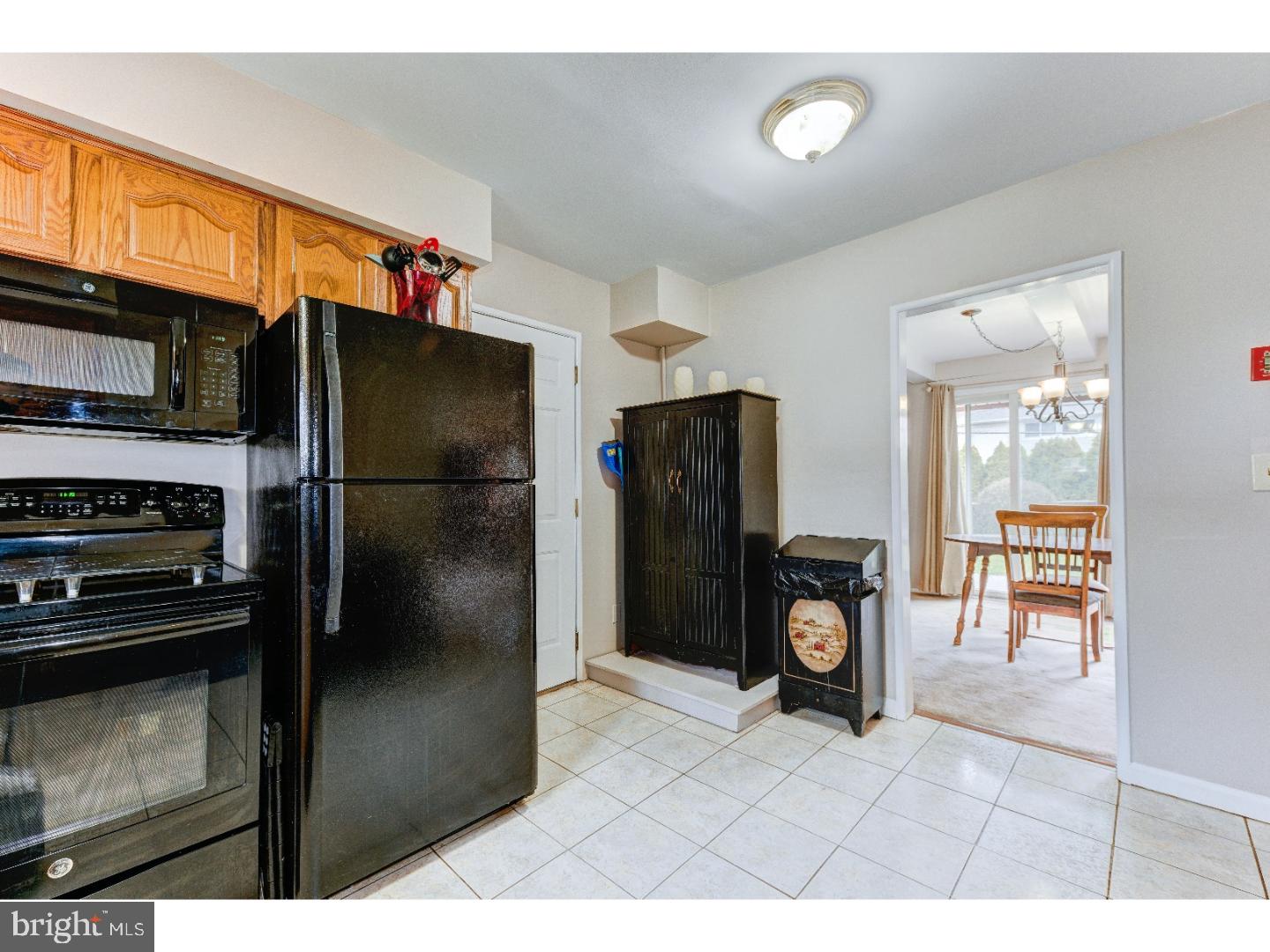 30 Hyacinth Road Levittown, PA 19056 - Photo 6 of 25 Kitchen