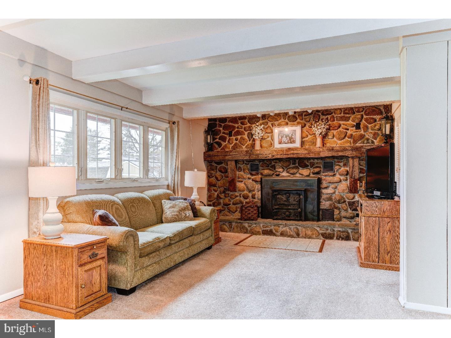 30 Hyacinth Road Levittown, PA 19056 - Photo 9 of 25 Family Room