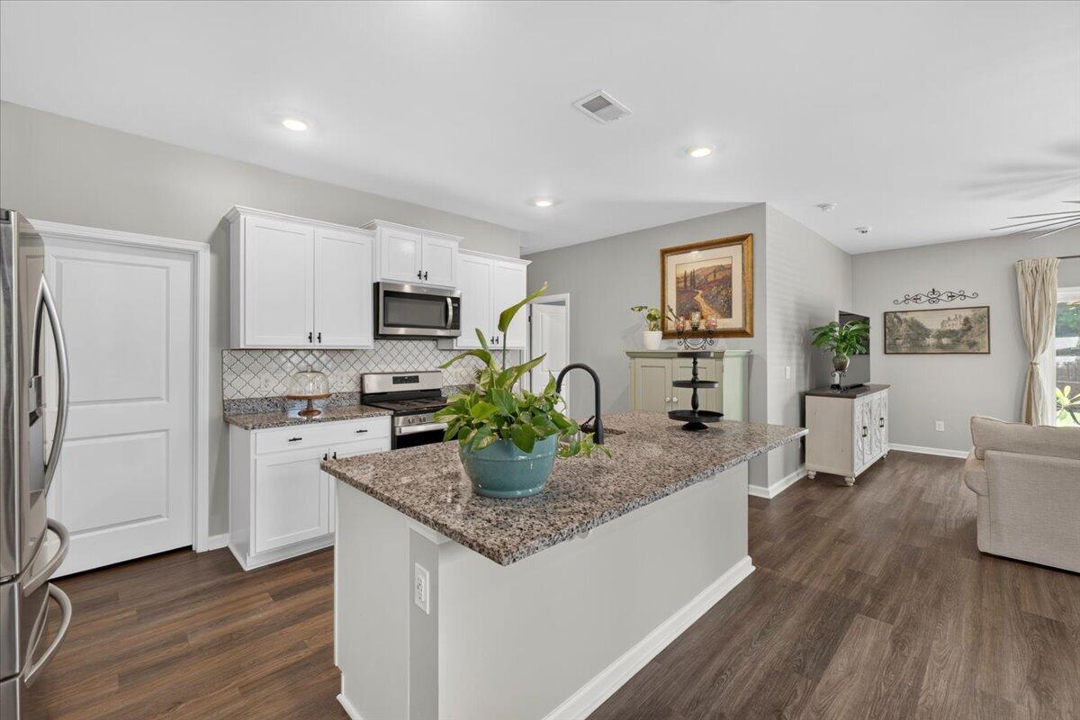 464 Cedarview Road Summerville, SC 29486 - Photo 13 of 54 13-Brandi Sanicharr - DSC09651