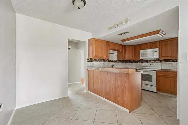 $2,100 | 9931 Woodstock Lane, Port Richey, FL 34668