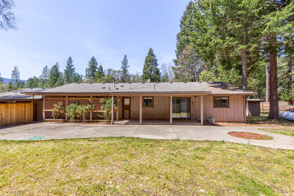 2036 Pleasant Creek Road Rogue River, OR 97537 - Photo 4 of 39 Backyard