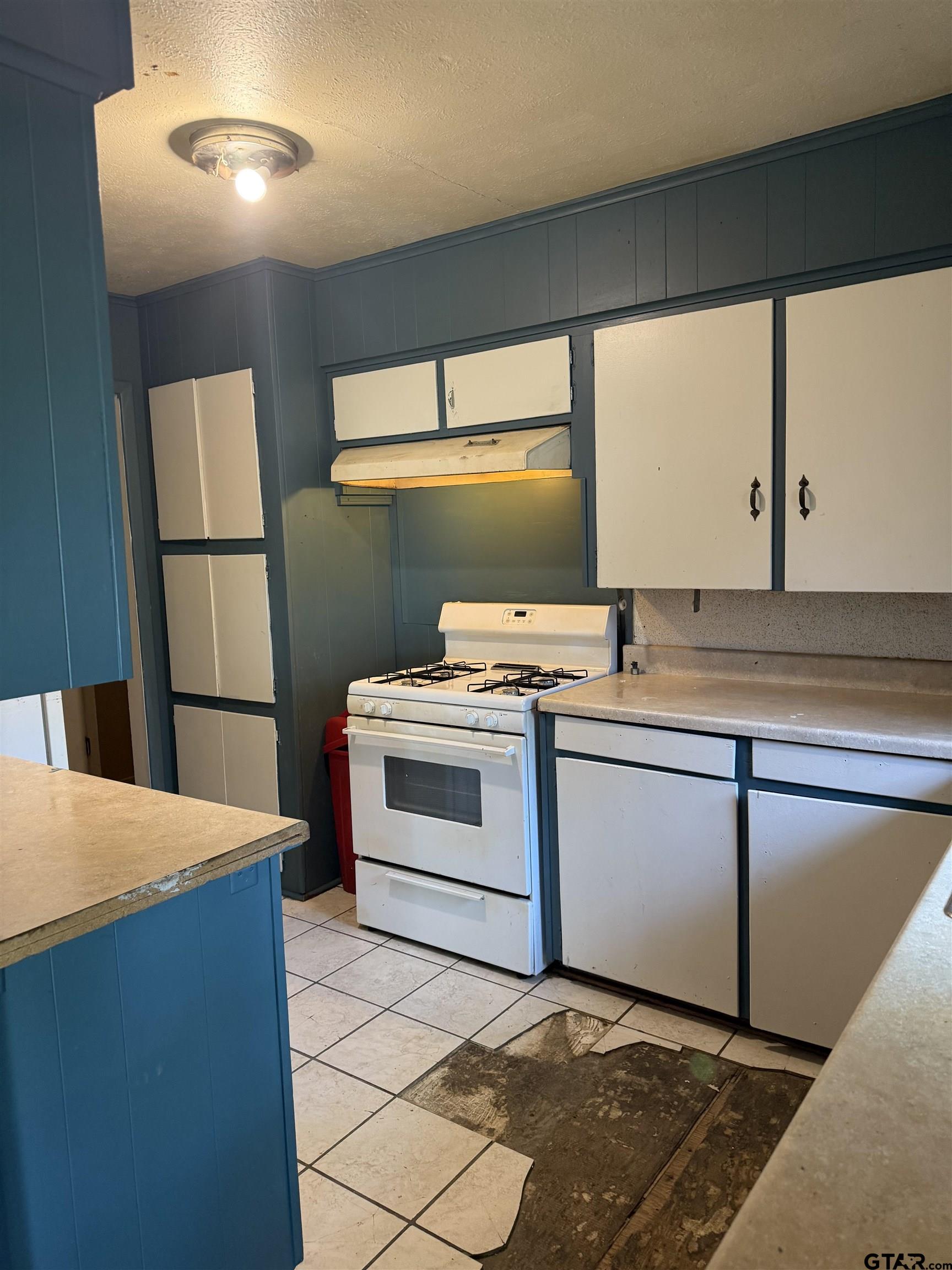200 East Scenic Loop Hawkins, TX 75765 - Photo 5 of 17 a kitchen with stainless steel appliances a stove a sink and a refrigerator