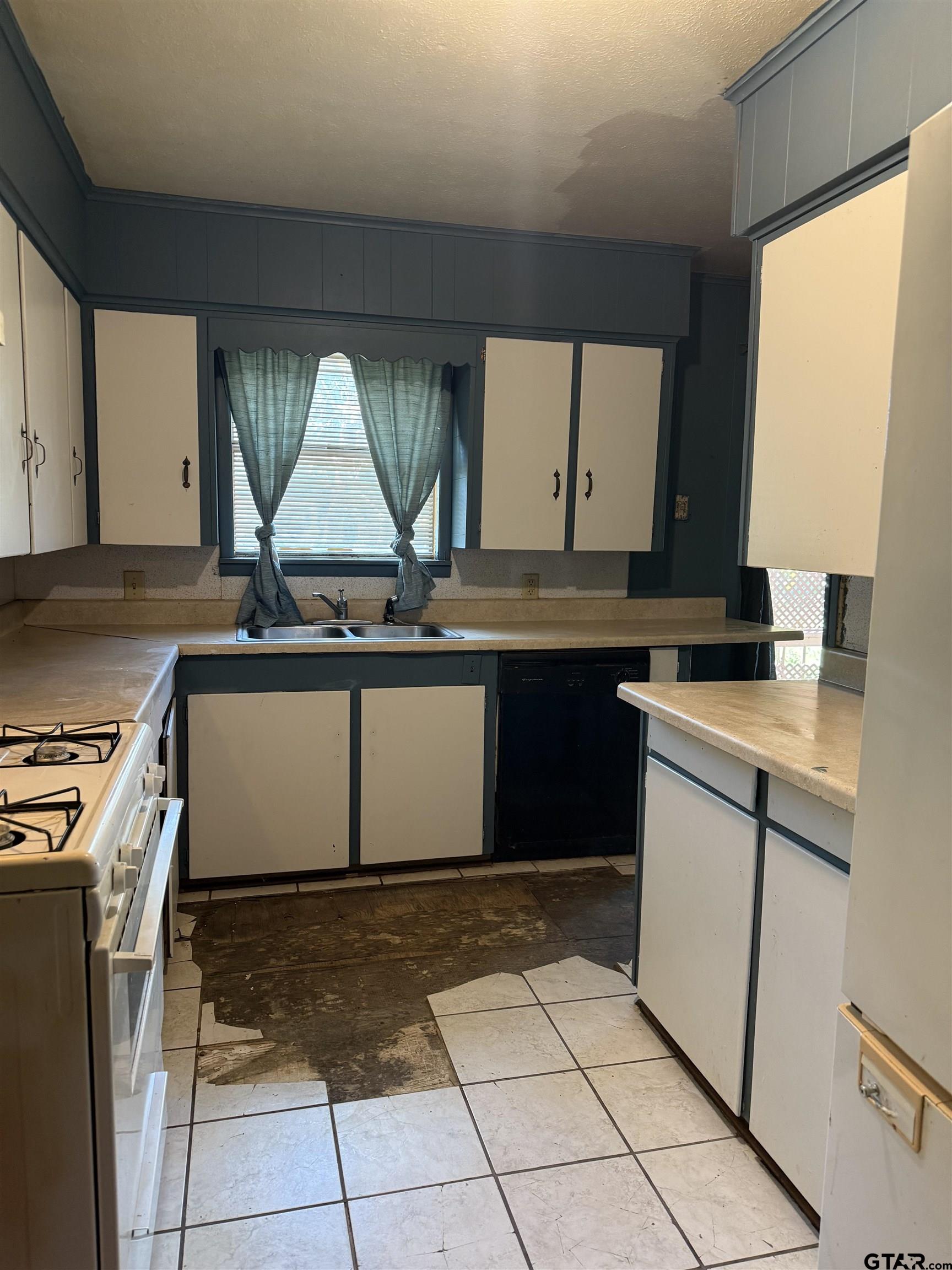 200 East Scenic Loop Hawkins, TX 75765 - Photo 6 of 17 a kitchen with a sink window and cabinets