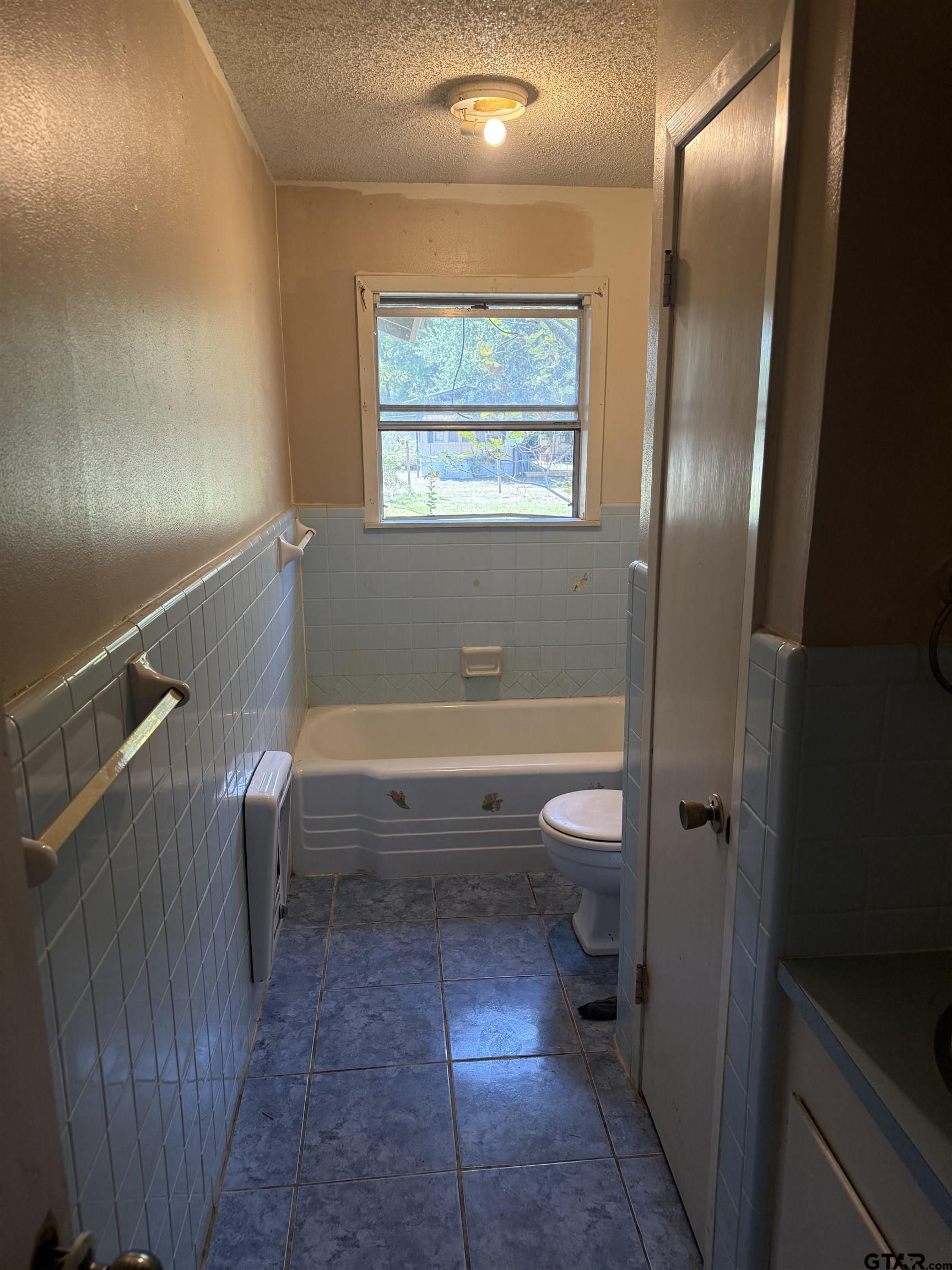 200 East Scenic Loop Hawkins, TX 75765 - Photo 9 of 17 a bathroom with a toilet and a shower