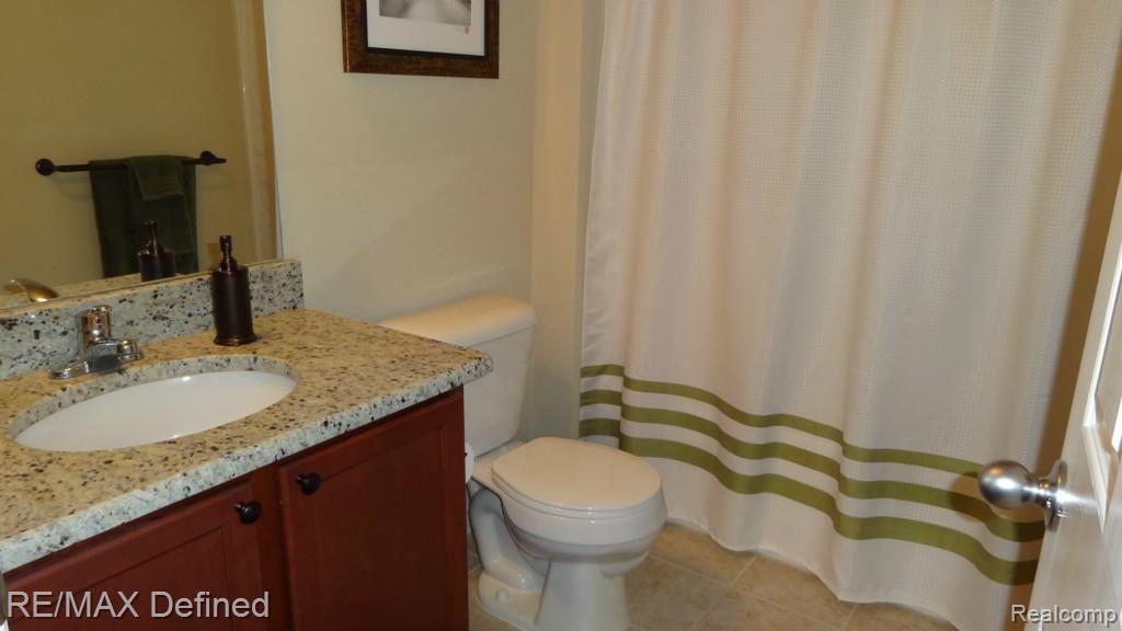 3254 Fantail Drive Rochester, MI 48309 - Photo 15 of 46 Main floor full bath with dual entrance to hall and bedroom