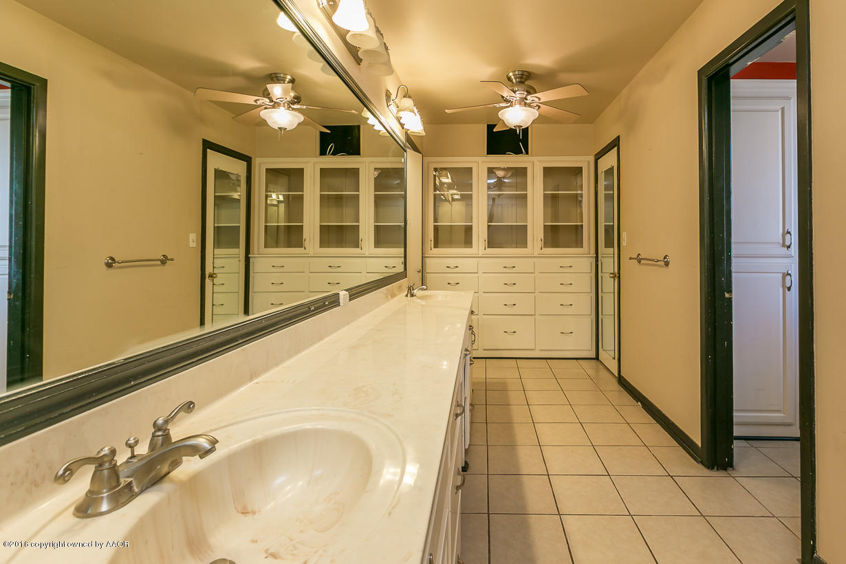 6107 Elmhurst Road Amarillo, TX 79106 - Photo 17 of 32 a large bathroom with a tub and shower