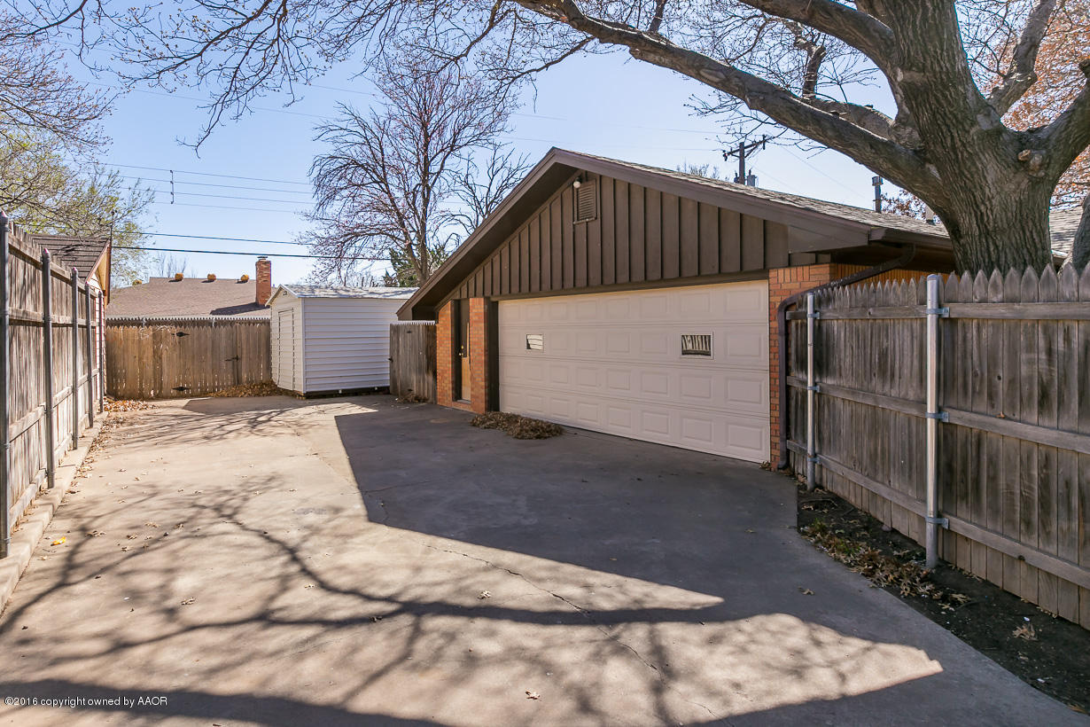 6107 Elmhurst Road Amarillo, TX 79106 - Photo 26 of 32 a backyard of a house